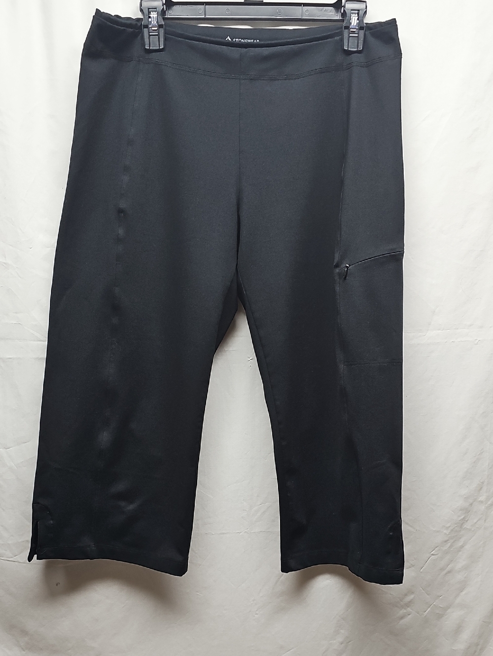 Activewear Black Capri Pants with Side Pocket